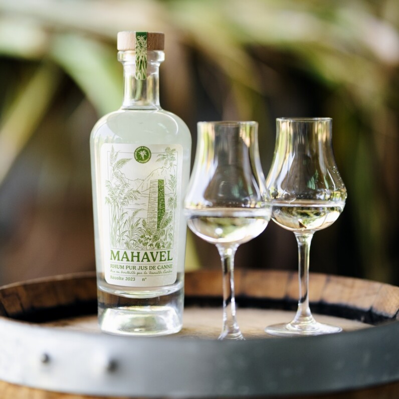Bouteille Mahavel servie avec verres de dégustation